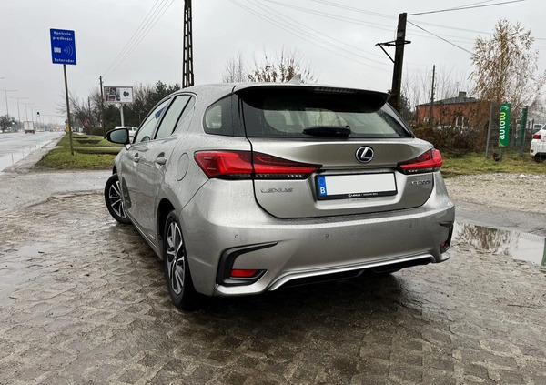 Lexus CT cena 77900 przebieg: 130000, rok produkcji 2018 z Bełchatów małe 191